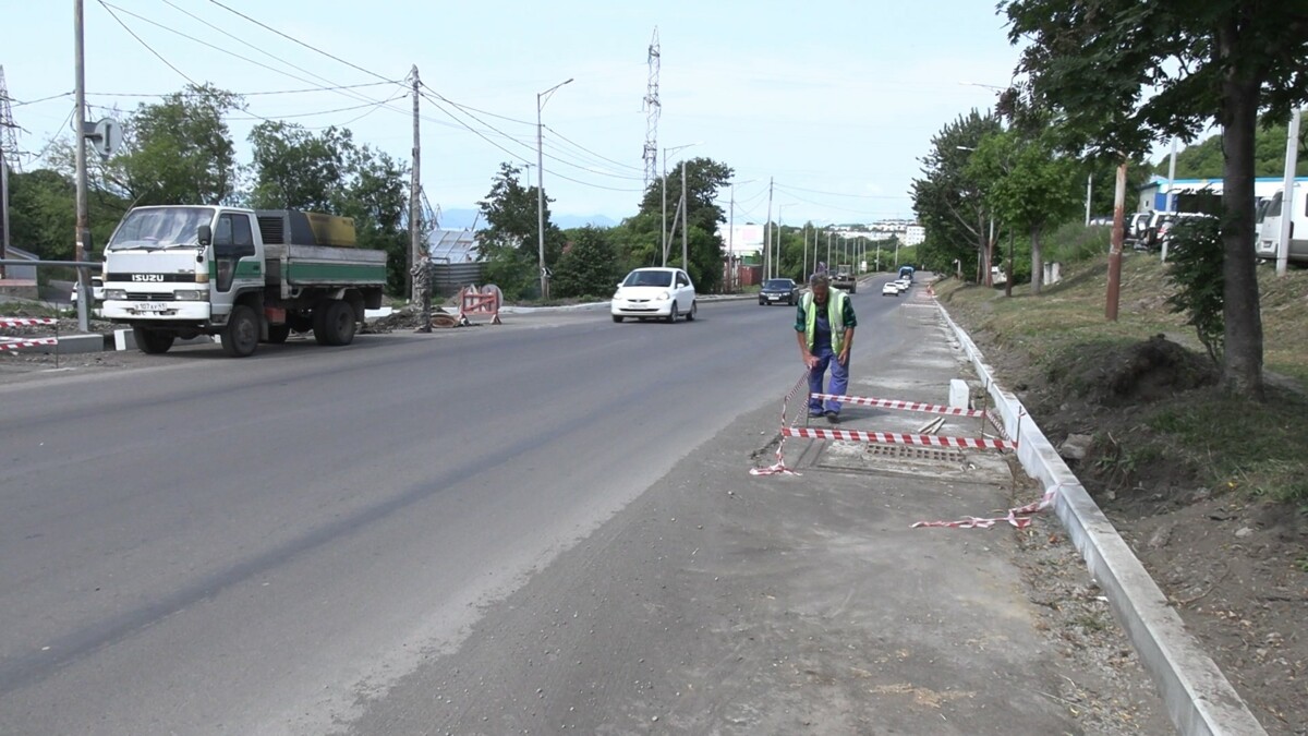 На Петропавловском шоссе в столице Камчатки дорожное полотно готовят к укладке верхнего слоя асфальта