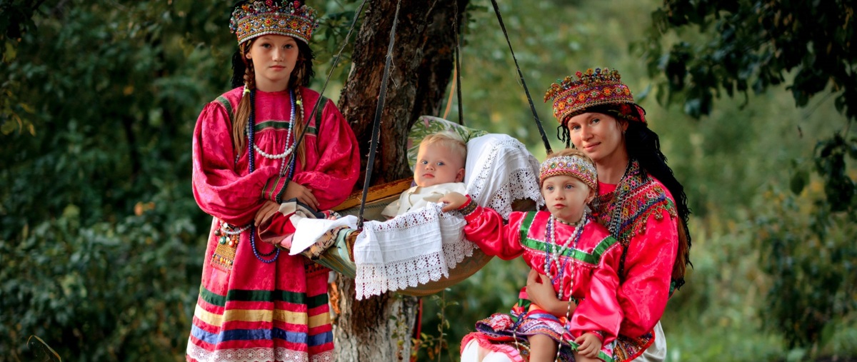 Жителей Камчатки приглашают принять участие в фотоконкурсе «Мама и дети в национальных костюмах»