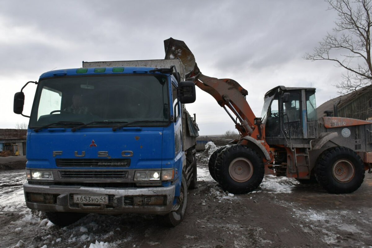 На ликвидацию пепла в пострадавших населенных пунктах Камчатки направлена вся имеющаяся техника