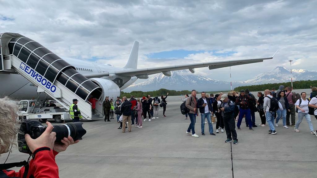 На первом в этом сезоне  чартерном рейсе на Камчатку прилетело 200 человек