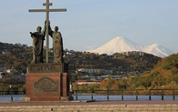 День рождения петропавловска камчатского. Памятник Петру и Павлу в Петропавловске-Камчатском. Памятник на площади Ленина в Петропавловске-Камчатском Петру и Павлу. День города Петропавловск-Камчатский. С днем города Петропавловск-Камчатский картинки.