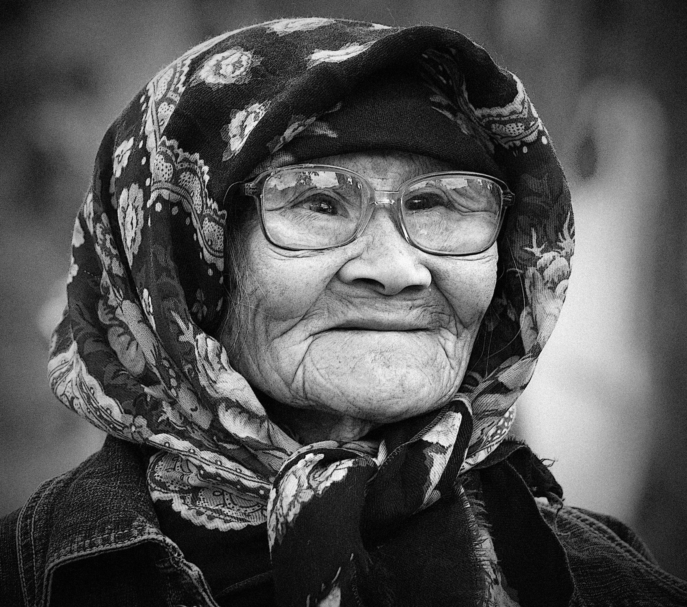 Бабушка с урала. Старая казашка. Бабуля в платке. Пожилая женщина в платочке. Казахская бабка.