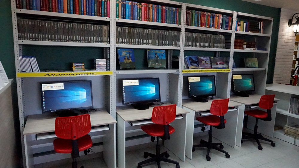 Национальный компьютерный центр. Читальный зал с компьютерами. Компьютерная зона в библиотеке. Стеллаж для компьютера. Компьютерный зал в библиотеке.