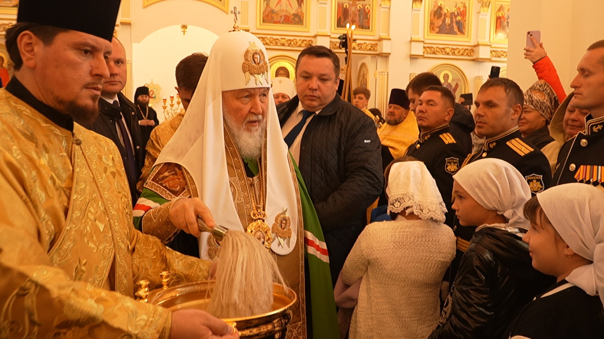 Патриарх Московский и всея Руси Кирилл вручил общецерковные награды жителям  Камчатки